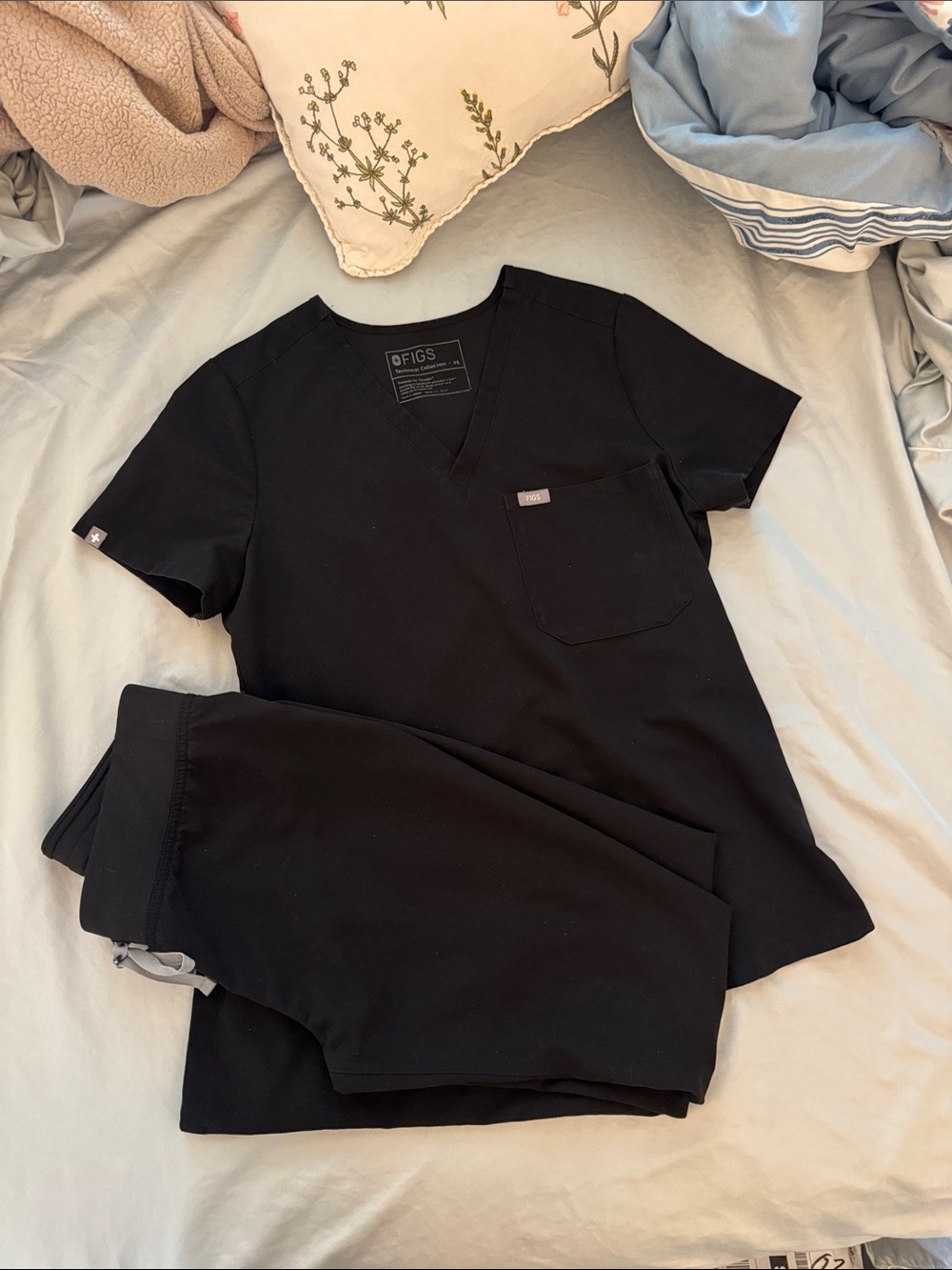 Figs Women’s Short Sleeve V-Neck Shirt & Pants Set - Black